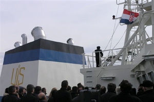 Rijeka, 9. ožujka 2010. - svečanost primopredaje novoizgrađenoga tankera "Verige" započela je podizanjem hrvatskoga barjaka na zapovjedni most tankera